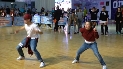 Performance hip-hop dancers. Stock Footage 63268107