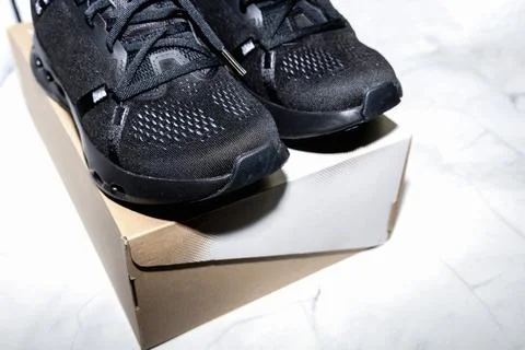 Performance running sneakers presented with simple shoe box. Foto stock