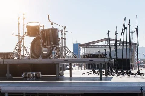 Performance stage with drums before the show. Backstage before a concert Stock-Fotos
