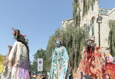 A performance three individuals in elaborate, distinct costumes and a detai.. Foto stock