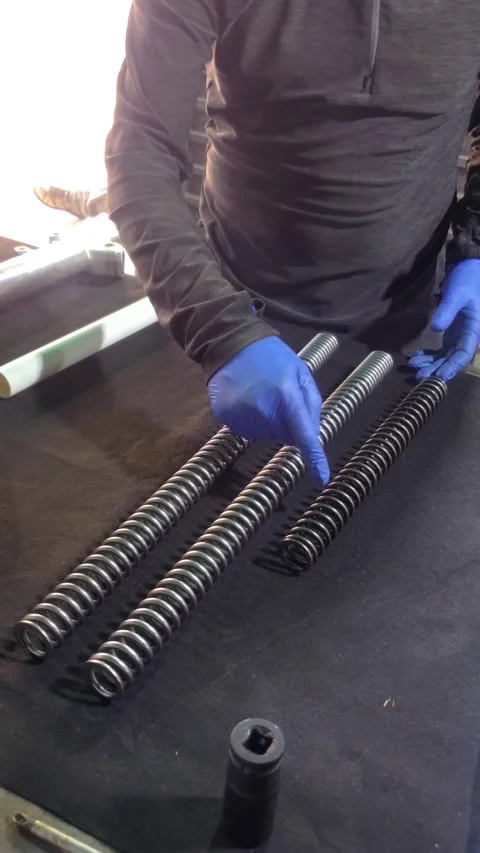Performance Tuning Guide: Comparing Motorcycle Fork Springs Vidéo 320667079