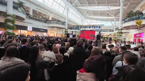 The performance is for Valentine's Day. There is a crowd of young fans. Vídeo Stock 329140545
