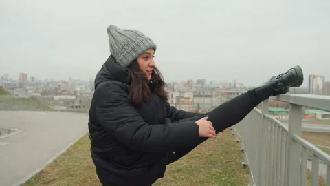 Performance by woman doing high kicks in urban winter setting. Dynamic dance Stock Footage 334948352