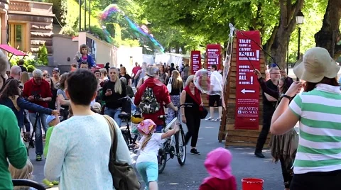 Performer makes soap bubbles, happy children Stock-Footage 59568355
