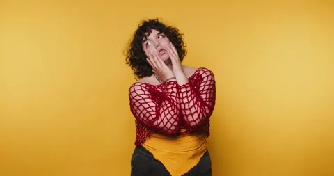 Performing different expressions in front of a yellow background during a c.. Vídeo Stock 328248731