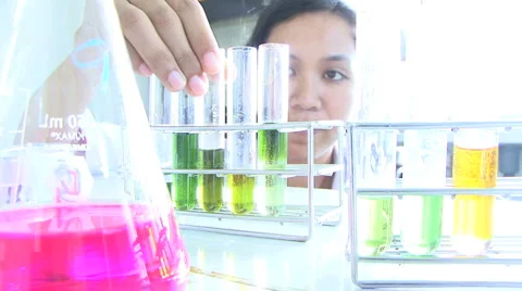 Performing Experiment In The Labratory Vídeo Stock 1067960