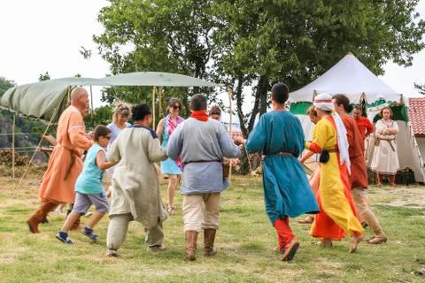 Performing medieval dance Foto stock