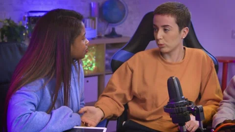 Performing podcast recording for online show. Stock-Footage 278517341