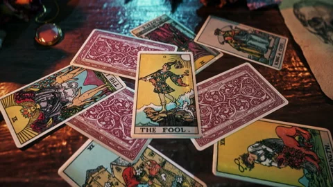 Performing a spiritual focus to predict future chances with The Fool tarot card Vídeos de archivo 218622964