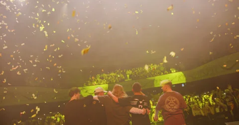 Performing on stage to crowd confetti Stock Footage 134729178