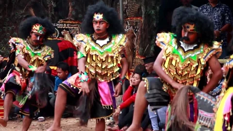 Performing traditional "Kuda Lumping" dance. in Boyolali, Indonesia Vídeo Stock 235914057