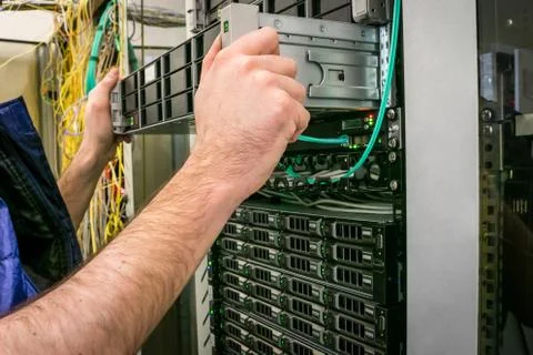 Performing work to replace the server in the data center. Installation of a n 库存照片
