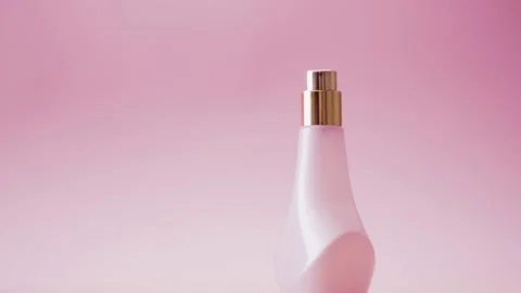 Perfume bottle on pink background Stockbeeldmateriaal 160060971