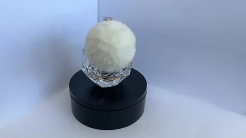 Perfume bottle with pompom rotating 360 Vidéo 330967189