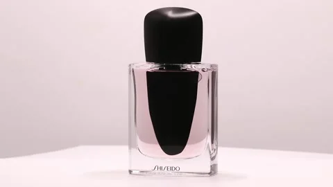 Perfume bottle rotation in studio Видео 171416456