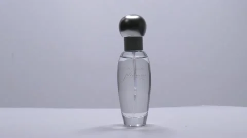 Perfume bottle rotation in studio Vídeo Stock 171417058
