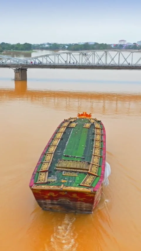Perfume River boat and bridge in Hue, Thua Thien Hue, in Vietnam (VN) Vidéo 331036202