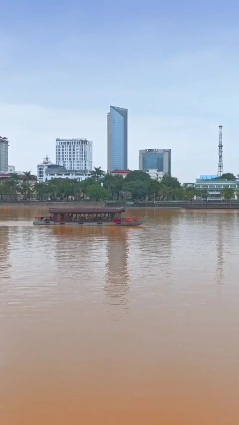 Perfume River view of Hue City skyline, Thua Thien Hue, in Vietnam Vidéo 331036200