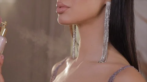 Perfume spray closeup 動画素材 125743092