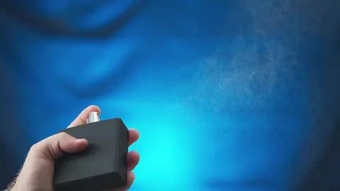 Perfume Spray In Slow Motion Stockbeeldmateriaal 335468639