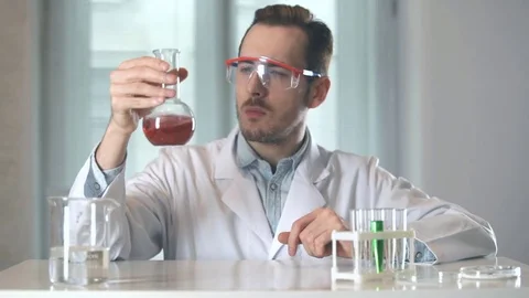 Perfumer inhales the scent from the flask Vidéo 73111178