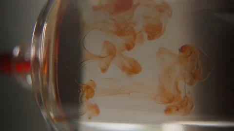 Perfumer pouring drops of oily scent into perfume in a glass bottle. Process of Vidéo 170615594