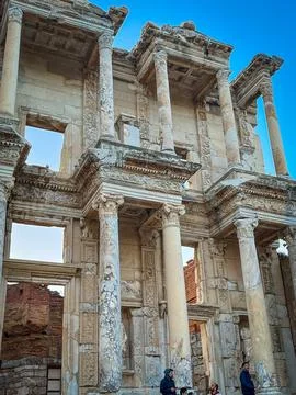 Pergamon Trajan Temple Columns Soar Multi-Story High Against Azure Sky Stock-Fotos