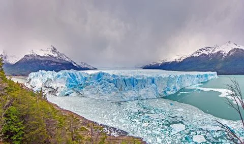 Perito Moreno Glacier with its dramatic icy wall and surrounding snowy moun.. Stock-Fotos