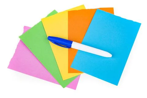 Permanent blue marker on multicolored note pad papers isolated over white. To Foto stock