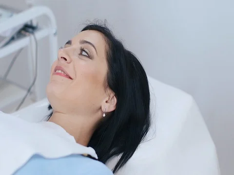 Permanent make up. Cosmetologist applying permanent makeup on lips. 스톡 동영상 75602457