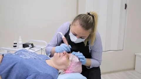 Permanent makeup. Permanent tattooing of eyebrows. Stock-Footage 80034275