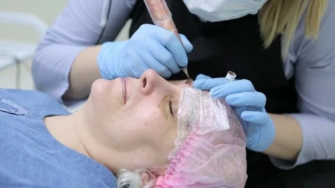 Permanent makeup. Permanent tattooing of eyebrows. Vidéo 80034338