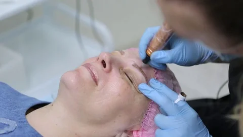 Permanent makeup. Permanent tattooing of eyebrows. 库存影片 80034571