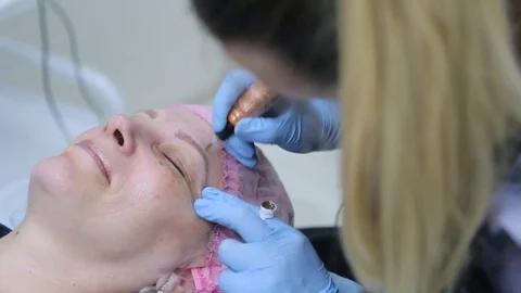 Permanent makeup. Permanent tattooing of eyebrows. Vidéo 80034639