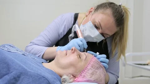 Permanent makeup. Permanent tattooing of eyebrows. Vidéo 80084245