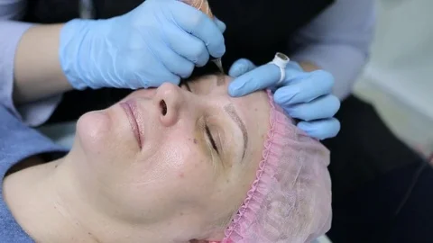 Permanent makeup. Permanent tattooing of eyebrows. Stock-Footage 80085193
