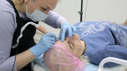 Permanent makeup. Permanent tattooing of eyebrows. Vídeos de archivo 80136888