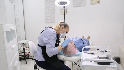 Permanent makeup. Permanent tattooing of eyebrows. Vidéo 80136956