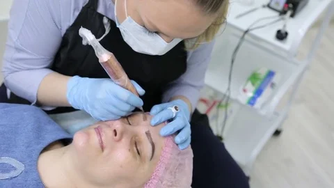 Permanent makeup. Permanent tattooing of eyebrows. Vidéo 80137167