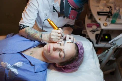 Permanent makeup. Permanent tattooing of eyebrows. Cosmetologist applying per Foto stock