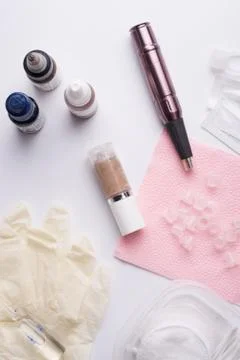 Permanent makeup set with tattooing machine around white background Foto stock