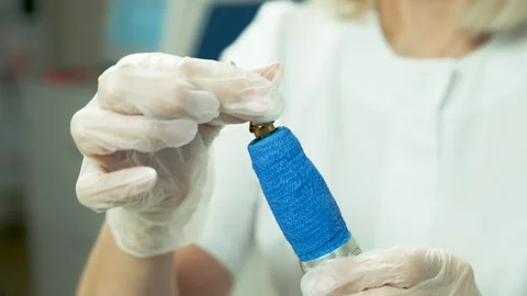 Permanent makeup specialist in inserts a replacement needle into tattoo machine 库存影片 264059307