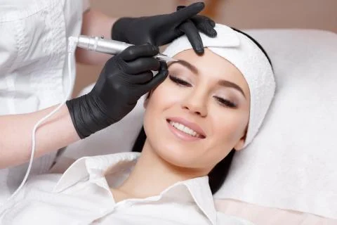 Permanent makeup. Tattooing of eyebrows 스톡 사진