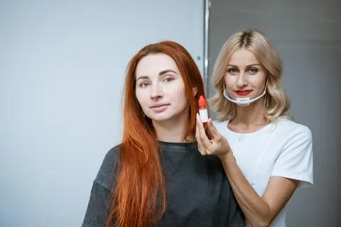 Permanent makeup teacher demonstrates tutorial model. Very handsome lip 스톡 사진