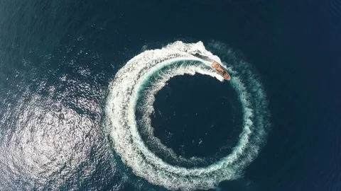 Perpendicular aerial view of a maxi rib Stock-Footage 71004220