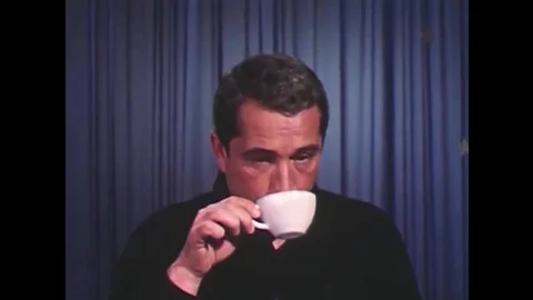 Perry Como endorses Sunbeam's sparkling and easy to use toaster in the 1960s. 스톡 동영상 139641367