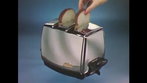 Perry Como endorses Sunbeam's sparkling and easy to use toaster in the 1960s. 스톡 동영상 139645449