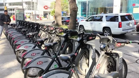 Person accessing bicycle sharing system in mexico city Vídeos de archivo 336916735