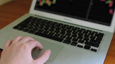 A Person analyzing candlestick chart patterns of Solana Stockbeeldmateriaal 219374952