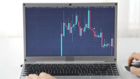 Person analyzing cryptocurrency chart on laptop 库存影片 328169795